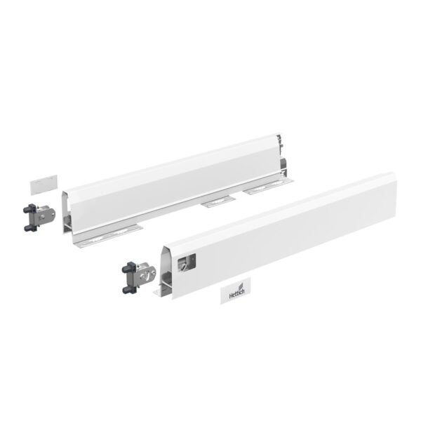Das ArciTech Set Zarge in Silber mit einer Zargenhöhe von 94 mm und einer Nennlänge von 500 mm bietet ein modernes Design, eine präzise Verarbeitung und eine robuste Qualität. Es ist langlebig, vielseitig einsetzbar und fügt sich nahtlos in verschiedene Möbelkonzepte ein.