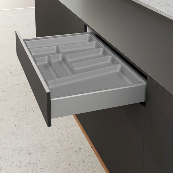 Der OrgaTray 740 Besteckeinsatz in elegantem Silber. Perfekte Organisation für Ihre Schubladen – robust, funktional und stilvoll. Maße: L500mm, KB1200m