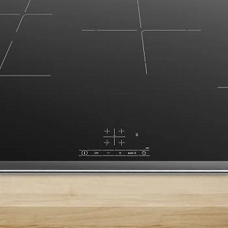 Elegantes Induktionskochfeld mit PowerBoost-Funktion und intuitiver TouchSelect-Bedienung für mehr Komfort.