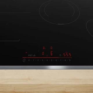 Edles Design mit robustem Edelstahlrahmen, einfache Reinigung und intuitive Bedienung für maximale Effizienz und höchsten Komfort.