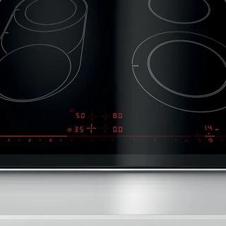 Hochwertiges Glaskeramik-Kochfeld mit flexiblen Kochzonen, schneller Erwärmung und eleganter Integration in jede moderne Küche.