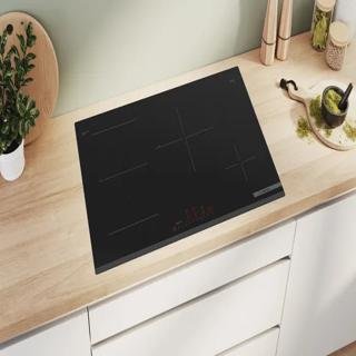 Pflegeleichte Glaskeramikoberfläche mit intuitiver Steuerung und leistungsstarken Features für ein komfortables und energieeffizientes Kocherlebnis.