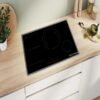 Schwarze Glaskeramik-Oberfläche mit leistungsstarken Kochzonen und innovativer Sensortechnologie für ein präzises und energieeffizientes Kocherlebnis.