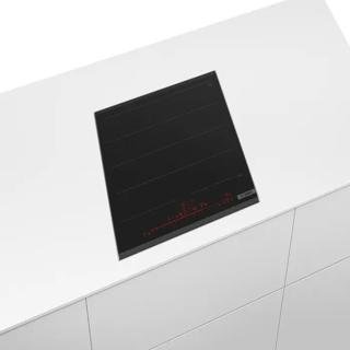 Premium-Induktionskochfeld mit Sensortechnologie, 60 cm, edles Schwarz mit robustem Edelstahlrahmen.