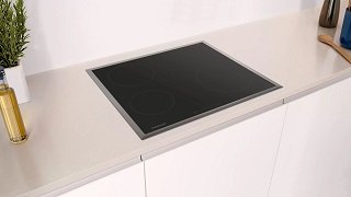 60 cm Kochfeld in Schwarz mit elegantem Edelstahlrahmen, stilvolle Küchenlösung