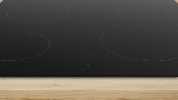 Das Kochfeld in einer modernen Küche mit nahtlos eingebauter Arbeitsplatte, um den minimalistischen Stil zu zeigen.