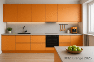 Ein moderner Küchenraum mit maßgefertigten, griff­losen Küchenfronten in der Dekorfarbe 0132 Orange 2025. Die matte Oberfläche der Schränke harmoniert mit einer hellgrauen Arbeitsplatte und Rückwand. Schwarze Armaturen, integrierte Geräte sowie eine orangefarbene Kaffeemaschine runden das stilvolle Gesamtbild ab. Auf der Kücheninsel steht eine Schale mit grünen Äpfeln.