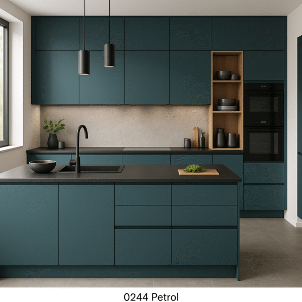 Moderne Küche mit zentraler Kochinsel in der Dekorfarbe 0244 Petrol, grifflosen Fronten und schwarzer Arbeitsplatte. Hängeschränke und Hochschränke in Petrol, offene Holznische mit Geschirr, integrierter Backofen, minimalistisches Design mit natürlicher Beleuchtung durch großes Fenster