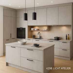 Moderne Einbauküche nach Maß in der Dekorfarbe 4298 Light Atelier mit grifflosen Fronten in Betonoptik, schwarzer Armatur, Kochinsel und offenen Holzregalen – stilvoll und funktional gestaltet im Designjahr 2025.