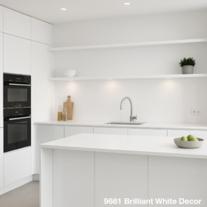 Moderne maßgefertigte Küche in hochglänzendem Weiß (Dekor 8681 Brilliant White) mit grifflosen Fronten, Kochinsel, Einbaubackofen, offenem Regal und integrierter LED-Beleuchtung. Klare Linien und minimalistisches Design schaffen ein elegantes Ambiente
