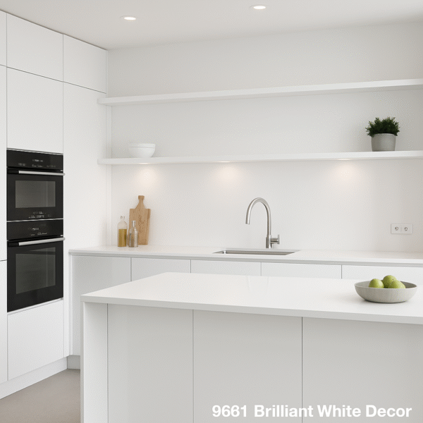 Moderne maßgefertigte Küche in hochglänzendem Weiß (Dekor 8681 Brilliant White) mit grifflosen Fronten, Kochinsel, Einbaubackofen, offenem Regal und integrierter LED-Beleuchtung. Klare Linien und minimalistisches Design schaffen ein elegantes Ambiente
