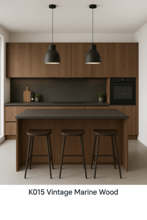 3D-gerenderte Darstellung einer modernen Küche mit Kücheninsel in der Dekorfarbe K015 Vintage Marine Wood in Braun. Die Fronten und die Insel sind in einem warmen, natürlichen Holzton gehalten, mit feiner Maserung und matter Oberfläche. Schwarze Hängelampen, Barhocker und Elektrogeräte setzen stilvolle Kontraste. Die Küche ist klar strukturiert, lichtdurchflutet durch ein großes Fenster und kombiniert zeitloses Design mit wohnlicher Atmosphäre.