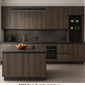 Moderne Küche mit Fronten in K087 Dark Rockford Hickory, ausgestattet mit einer zentralen Kücheninsel, mattem Quarz-Arbeitsplatte, grifflosen Schränken, integriertem Kochfeld und stilvoller Beleuchtung. Die dunkle Holzoptik verleiht dem Raum eine warme, elegante Atmosphäre.