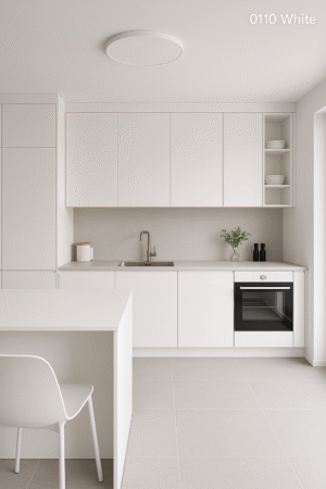 Moderne Einbauküche in Dekorfarbe 0110 White mit grifflosem Design, weißmatten Fronten, integriertem Backofen, Spüle, Hängeschränken und neutralem Fliesenboden – minimalistischer Stil mit klaren Linien