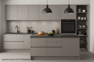 Moderne Einbauküche in Dekorfarbe 0197 Chinchilla Grey mit grifflosen Fronten, Kücheninsel, schwarzen Hängelampen, integriertem Backofen und offenen Regalen – minimalistisches Design in sanften Grautönen.