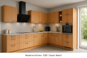 Moderne Einbauküche in L-Form mit Fronten in Dekorfarbe 0381 Classic Beech, klaren Linien, matten Edelstahlgriffen und integrierten Geräten – stilvoll eingerichtet in einem hellen, zeitgemäßen Raum mit großem Fenster.