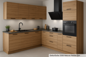 Moderne L-Küche mit matten Fronten in Dekorfarbe 5500 Natural Noble Elm, schwarzer Arbeitsplatte, schwarzem Spülbecken, integriertem Backofen und Dunstabzugshaube – minimalistisch und stilvoll gestaltet.