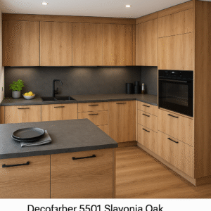 Moderne Küche nach Maß im Jahr 2025 mit Fronten und Boden in der Dekorfarbe 5501 Slavonia Oak, ausgestattet mit mattschwarzen Griffen, dunkler Arbeitsplatte und integrierten Einbaugeräten.