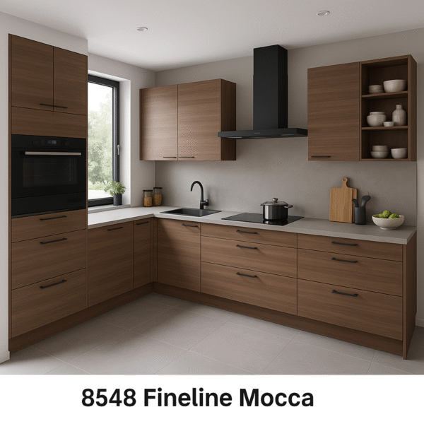 Moderne Einbauküche nach Maß in der Dekorfarbe 8548 Fineline Mocca mit L-Form, klaren Linien, schwarzen Griffen, integrierter Dunstabzugshaube und hellgrauer Arbeitsplatte in einem hellen, minimalistischen Raum.