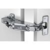HETTICH Sensys 8657 165° Topfscharnier aus Metall mit integrierter Dämpfung, geöffnet in Montagesicht – geeignet für weite Türöffnungswinkel bei Möbeln