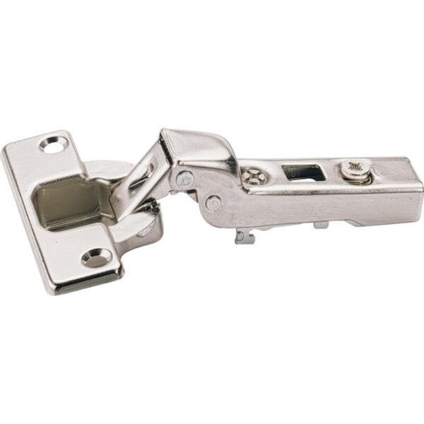 Hettich Topfscharnier Intermat 9943 mit 110° Öffnungswinkel, halb vorliegender Anschlag, TH43-Bohrbild, Basis 3 mm, zum Einpressen – Detailansicht in vernickelter Ausführung