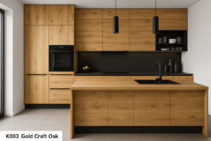 Moderne Einbauküche in K003 Gold Craft Oak mit grifflosen Fronten, schwarzer Arbeitsplatte, Kochinsel und mattschwarzen Akzenten wie Spüle, Armatur und Pendelleuchten – minimalistisches Design in warmem Holzdekor.