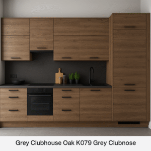 Moderne Einbauküche in Holzoptik mit Fronten in der Dekorfarbe K079 Grey Clubhouse Oak, schwarzen Griffen und Geräten, dunkler Arbeitsplatte und hellgrauer Wand im Hintergrund.