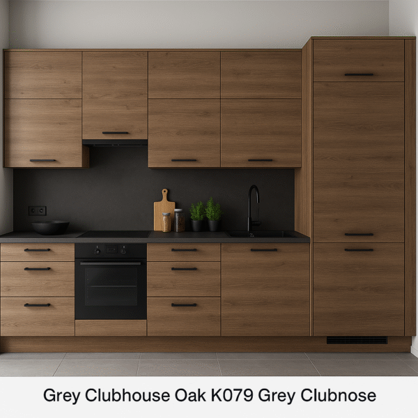Moderne Einbauküche in Holzoptik mit Fronten in der Dekorfarbe K079 Grey Clubhouse Oak, schwarzen Griffen und Geräten, dunkler Arbeitsplatte und hellgrauer Wand im Hintergrund.