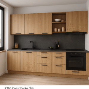 Moderne Einbauküche in heller Holzoptik, Dekorfarbe K365 Coast Evoke Oak, mit schwarzen Griffen, dunkler Arbeitsplatte und Rückwand, integriertem Backofen, Spüle und offenem Regalbereich – stilvoll und minimalistisch eingerichtet.