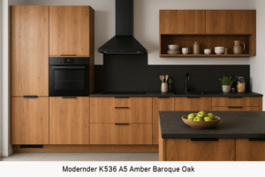 Moderne Einbauküche mit Fronten in Amber Baroque Oak (Dekor K536), mattschwarzer Arbeitsplatte, schwarzem Induktionskochfeld, Einbauofen und Dunstabzugshaube, minimalistisches Design mit offenen Regalen und Kücheninsel.