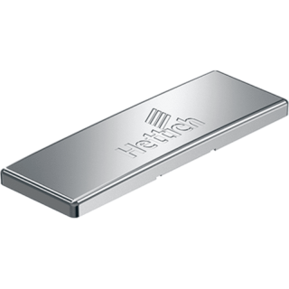 Zierkappe HETTICH Intermat 9102082 aus vernickeltem Stahl – aufgesteckt auf einen Scharnierarm zur optischen Abdeckung und zum Schutz, glänzende Metalloberfläche in Nahaufnahme.