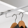 Hettich 9136277 Kleiderbügelhalter mit Auszugsführung auf Quadro Basis, 400 mm, silber