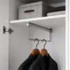 Hettich 9136277 Kleiderbügelhalter mit Auszugsführung auf Quadro Basis, 400 mm, silber