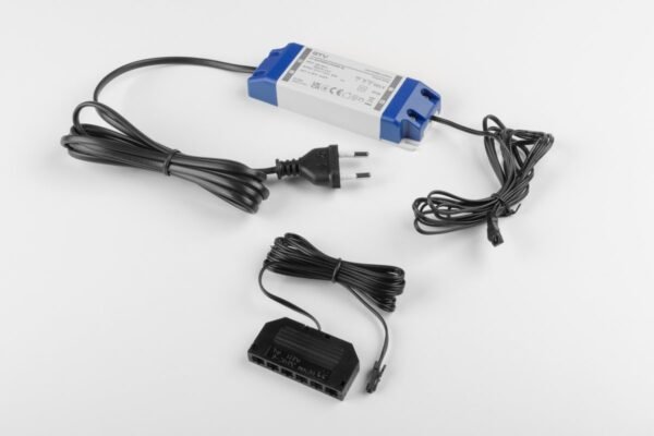 PRO PLUS 12W Power Kit mit Ein/Aus-Kabeln und 6x Mini Amp Verteiler